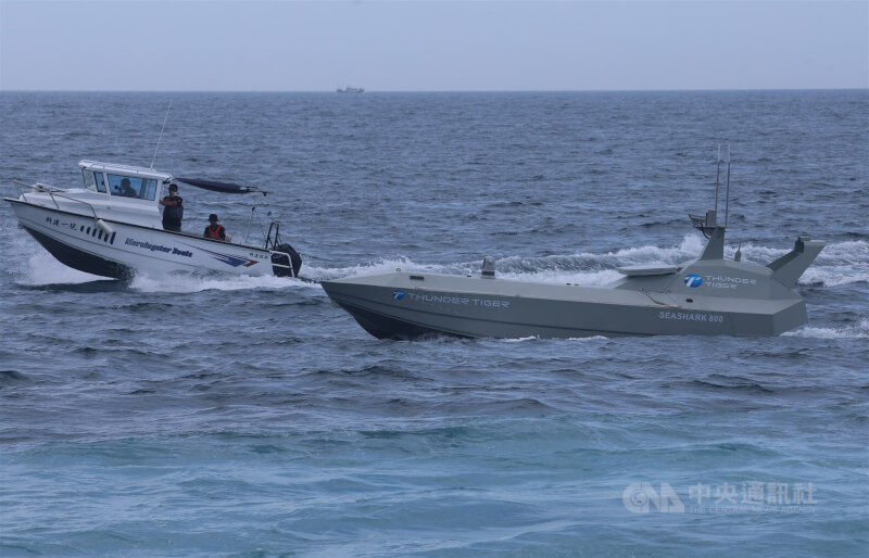 圖為雷虎科技「海鯊800」(前右)在外海展示基本操控性能。中央社記者張新偉攝 114年6月17日