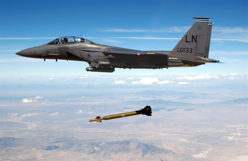 圖為美軍F-15E戰機投擲一枚GBU-28「碉堡剋星」炸彈。(圖取自美國國防部網頁defense.gov)