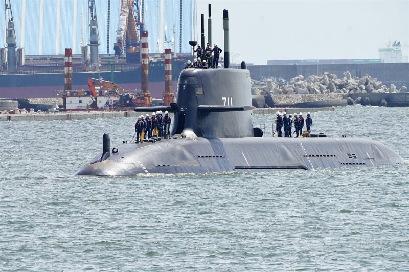 國造潛艦原型艦海鯤艦(圖)17日再度於高雄港浮航、駛出高雄港外,進行第一次海上測試(SAT),預計將以浮航方式,進行動力系統等各項系統測試,以及航行儀器檢測。中央社記者董俊志攝 114年6月17日