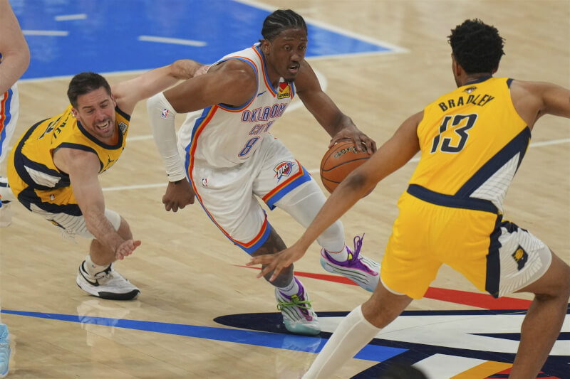 NBA總冠軍賽16進行日第5戰,奧克拉荷馬雷霆威廉斯(中)砍進40分,率隊擊敗溜馬。(美聯社)