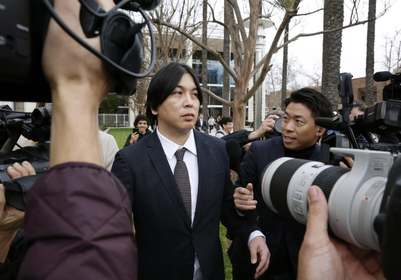 大谷翔平前翻譯水原一平(中)竊取約新台幣5.5億元用以償還賭債,今年2月6日遭判4年9個月刑期。(共同社)
