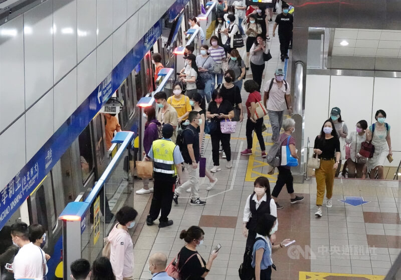 圖為台北捷運板南線忠孝新生站月台。(中央社檔案照片)