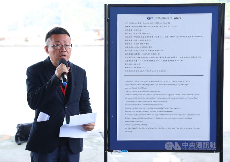 雷虎科技董事暨總經理蘇聖傑表示,「海鯊800」使用者介面簡潔,一般操作者不需要另外學習如何開船。中央社記者張新偉攝 114年6月17日