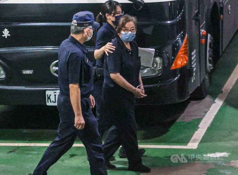 台北地檢署起訴雙吳罷免提議書涉偽造案,17日移審台北地方法院。北院下午召開接押庭,晚間裁定國民黨台北市黨部主委黃呂錦茹(中)羈押禁見,黃呂錦茹在法警戒護下準備登上警備車。中央社記者鄭清元攝 114年6月17日