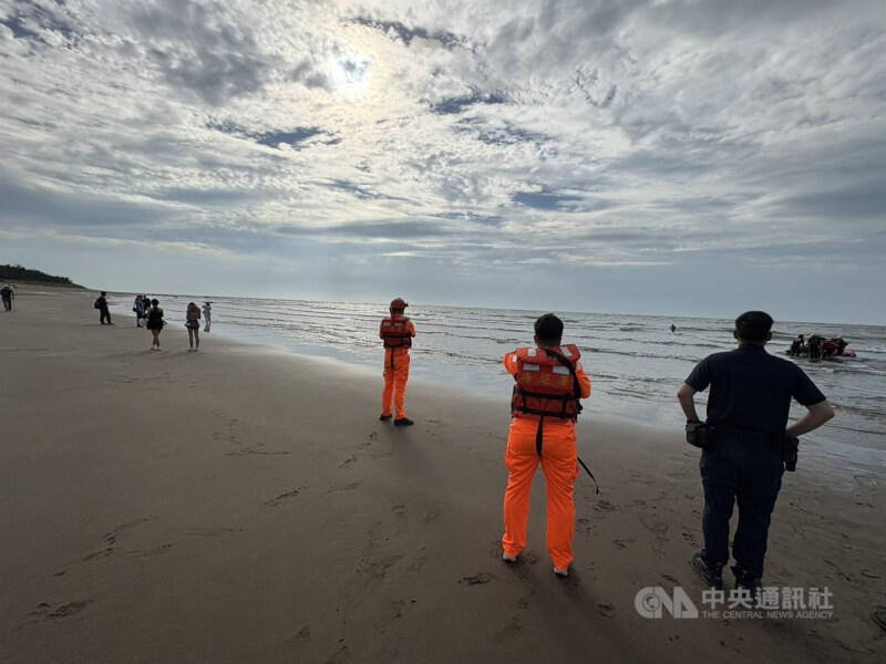 法國籍男子16日前往新北淡水沙崙海水浴場戲水，疑似遭海浪捲走，經警消及海巡人員救起時已無呼吸心跳，送醫急救中。（翻攝照片）中央社記者王鴻國傳真  114年6月16日