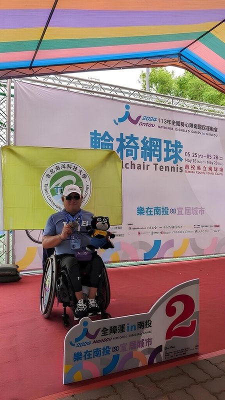就讀台北海洋科技大學的鄭漢琮(圖)幼年時和姊姊同時罹患小兒麻痺,國中畢業後半工半讀,開始接觸身障運動,是最早將輪椅網球進進台灣的選手,獲得2025總統教育獎。(教育部提供)中央社記者陳至中台北傳真 114年6月17日