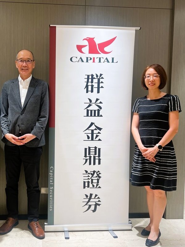 友訊科技17日舉行法人說明會,執行長張家瑞(左)表示,將積極導入人工智慧於企業網管平台、家用路由器產品,持續推出2.5G至100G全系列交換機,並強化Wi-Fi 7企業級無線基地台與雲端管理平台的整合應用。(友訊提供)中央社記者潘智義傳真 114年6月17日