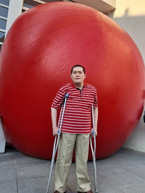 目前就讀台南大學數位學習科技學系博士班的詹博丞(圖),因罹患點狀軟骨錯生症,導致全盲與極重度聽障,仍持續學習,致力改善多重障礙學生的學習環境。(教育部提供)中央社記者陳至中台北傳真 114年6月17日