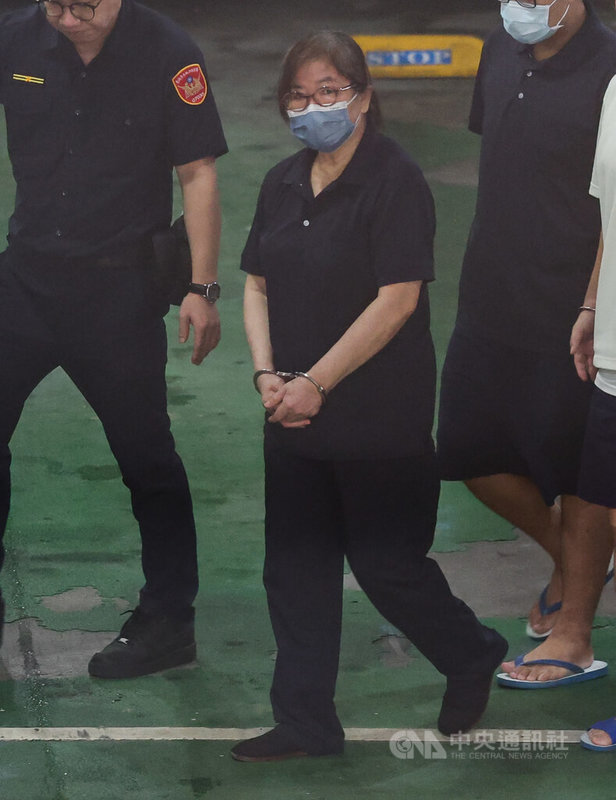 台北地檢署偵辦雙吳罷免提議書涉偽造案,起訴國民黨台北市黨部主委黃呂錦茹等人,北檢17日自看守所押解黃呂錦茹(中)將移審台北地方法院。中央社記者謝佳璋攝 114年6月17日