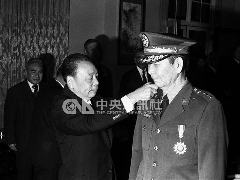 61年,時任行政院長蔣經國(左)代表政府,在行政院為前駐越南大使胡璉晉升陸軍一級上將授階。中央社記者陳永魁攝 61年12月30日