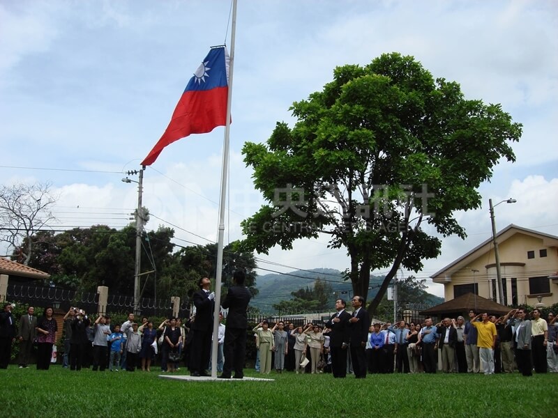 中華民國與哥斯大黎加2007年6月斷交,駐哥國大使在官邸舉行降旗儀式。(中央社檔案照片)