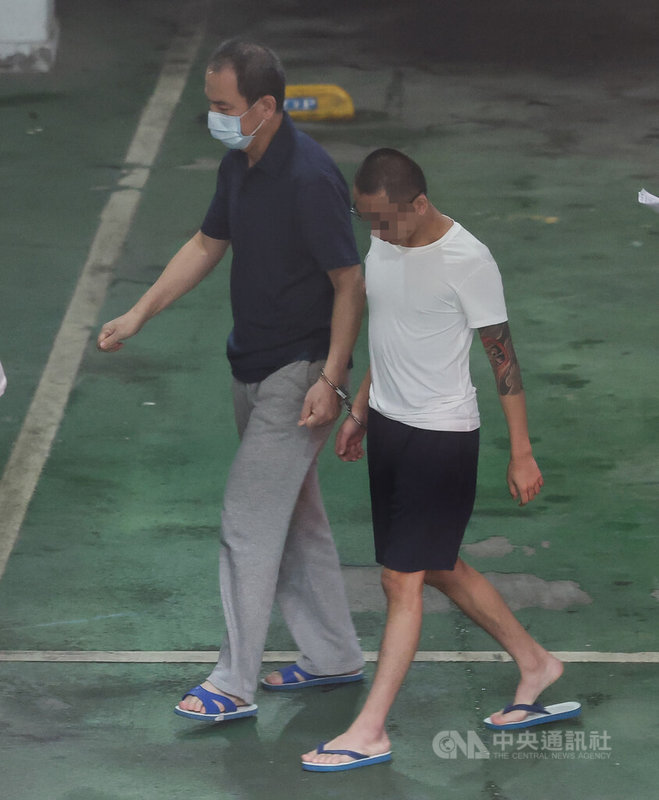 台北地檢署偵辦雙吳罷免提議書涉偽造案,起訴國民黨台北市黨部書記長初文卿,北檢17日自看守所押解初文卿(左)將移審台北地方法院。中央社記者謝佳璋攝 114年6月17日