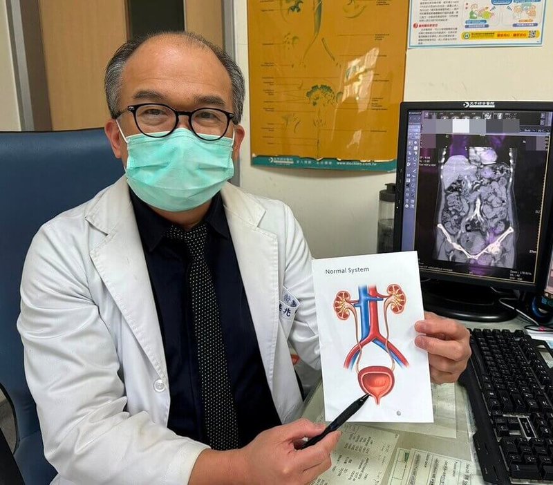 苗栗縣76歲婦人近1個月持續出現無痛性血尿症狀,就醫查出膀胱內有一個約7x6公分的巨大腫瘤,大千綜合醫院泌尿科醫師陸兆明(圖)提醒,出現無痛性血尿時,務必及早就醫。(大千醫院提供)中央社記者管瑞平傳真 114年6月17日