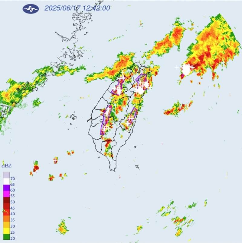 氣象署17日下午針對新北、宜蘭等13縣市發布大雷雨即時訊息。(圖取自氣象署網頁cwa.gov.tw)