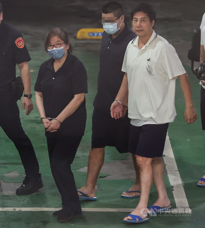 台北地檢署偵辦雙吳罷免提議書涉偽造案,依違反個資法、偽造文書等罪起訴國民黨台北市黨部主委黃呂錦茹等5人。北檢17日自看守所押解黃呂錦茹(前左)、總幹事姚富文(前右)等人,將移審台北地方法院決定是否繼續羈押。中央社記者謝佳璋攝 114年6月17日