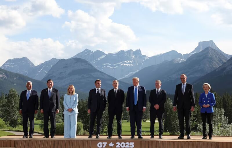 各國領袖在G7峰會合影。左起依序為歐盟理事會主席柯斯塔、日本首相石破茂、義大利總理梅洛尼、法國總統馬克宏、加拿大總理卡尼、美國總統川普、英國總理施凱爾、德國總理梅爾茨與歐盟執委會主席范德賴恩。(路透社)