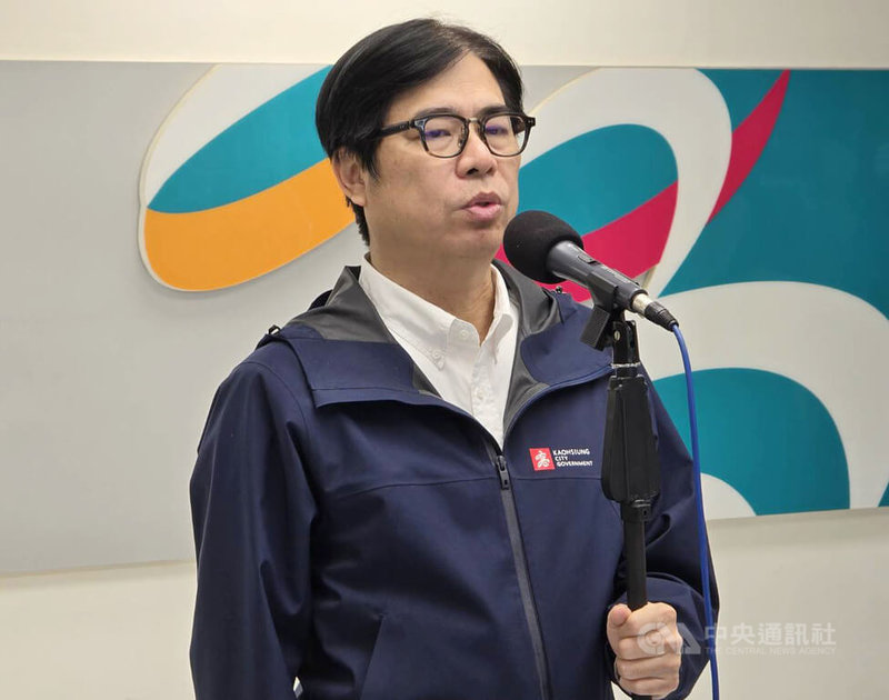 高雄市大樹區和山太陽光電發電設施超出內政部核給開發計畫範圍及水土保持等違失,高雄市長陳其邁17日接受媒體聯訪表示,違規情節屬嚴重,若安全及施工計畫不符規定,市府會要求經濟部能源署撤銷其營運許可。中央社記者蔡孟妤攝 114年6月17日