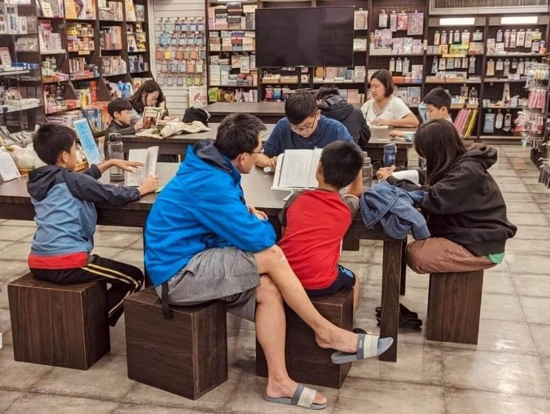 屏東潮州在地青農潘彥升與金石堂書店潮州店攜手推動「讀BookTeam」親子閱讀行動,鼓勵父母親帶著孩子閱讀,可以集點換獎品也能使用購書補助。(金石堂書店潮州店提供)中央社記者趙靜瑜傳真 114年6月18日