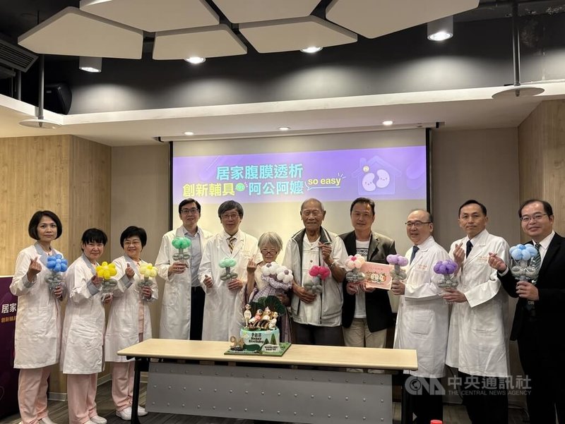 健保大數據顯示,腹膜透析助腎病長輩減少心血管風險,住院與死亡率皆顯著下降,健保署以114年腹膜透析提升至8%為目標,讓年長腎友獲得更好的透析照護。圖為林口長庚紀念醫院18日舉行記者會,邀請高齡腹膜透析成功案例者現身說法。中央社記者陳婕翎攝 114年6月18日
