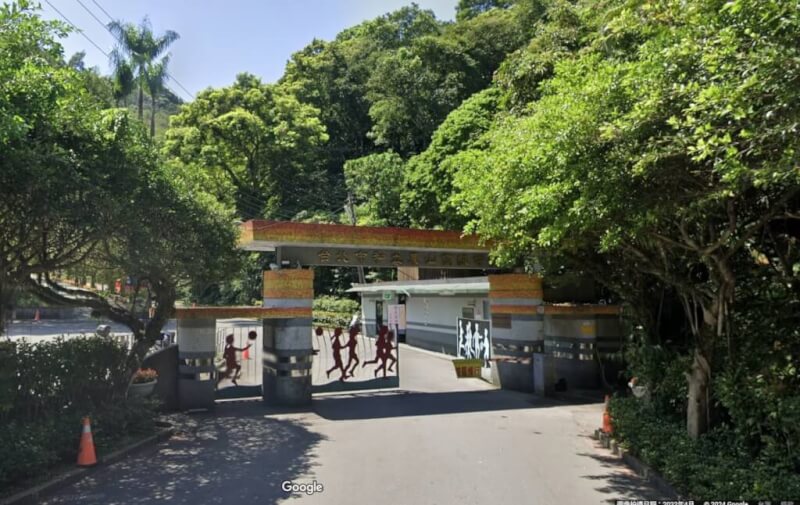 台北市私立東山高中校門口。(圖取自Google地圖網頁google.com/maps)