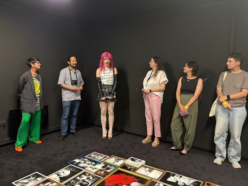 台灣紀實攝影師張雍在塞拉耶佛舉辦攝影個展Drag Queens。展覽期間舉辦對談與表演活動,邀請來自波士尼亞與斯洛維尼亞的變裝藝術家共同參與,展現藝術在性別與人權議題上的社會影響力。(駐匈牙利代表處提供)中央社記者劉郁葶布拉格傳真 114年6月18日