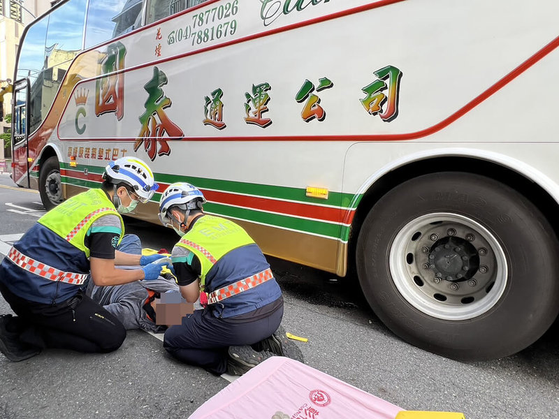 彰化精誠高中校車18日上午7時許於埔心鄉與1輛機車發生車禍,黃姓騎士遭捲入校車底下,經救護人員協助順利脫困,所幸其意識清楚、僅手腳擦傷送醫,陳姓校車駕駛及車上28名學生未受傷。(民眾提供)中央社記者鄭維真傳真 114年6月18日