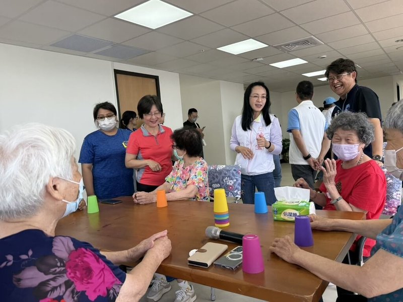 台東南迴線首座多元照顧服務中心在太麻里落成啟用,民進黨立委陳瑩(中)18日表示,感謝中央與地方政府共同投入,讓長期被忽視的偏鄉也能有完整的長照服務。(陳瑩台東服務處提供)中央社記者盧太城台東傳真 114年6月18日