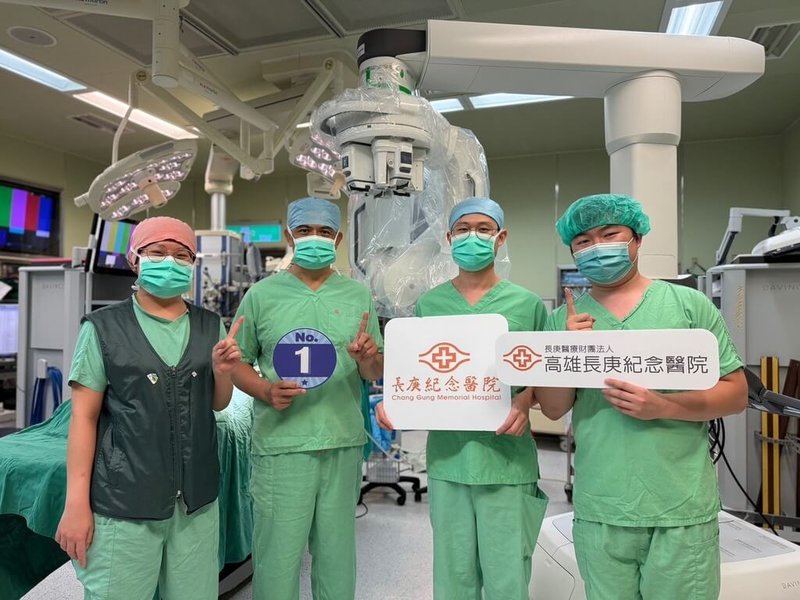 高雄長庚2025年5月引進達文西單孔機器手臂,達文西單孔手術系統(da Vinci SP)為目前微創手術領域新科技,術後傷口疼痛感明顯低於傳統多孔達文西手術,目前高雄長庚累計完成超過4000例微創機器人手術。(高雄長庚提供)中央社記者林巧璉傳真 114年6月18日