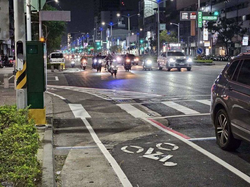 高雄市交通局18日表示,市府參考歐美城市,推動行人、自行車與汽機車分隔計畫,利用路面重鋪時在博愛路(同盟路至北平街)設置保護型自行車道,將既有慢車道過寬車道「瘦身」、規畫自行車道分隔並兼顧停車需求設置停車位,目前觀察對人、車安全均有保護效果。(高雄市交通局提供)中央社記者蔡孟妤傳真 114年6月18日