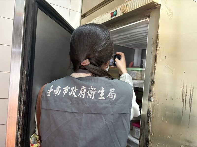 台南知名餐飲「周氏蝦捲」11日爆出店員將消費者吃剩的油豆腐倒回滷鍋,市府衛生局緊急稽查,初判是店員的個人行為,暫不對店家開罰。圖為衛生局稽查情況。(台南市政府提供)中央社記者張榮祥台南傳真 114年6月18日