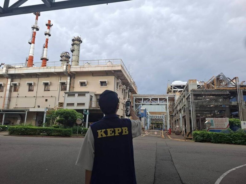 中油大林煉油廠18日發生火警,經高雄市環保局派員稽查,發現廠方未依歲修計畫書內容執行、違反空污法,最高恐面臨新台幣2000萬元罰鍰。(高雄市環保局提供)中央社記者張已亷傳真 114年6月18日