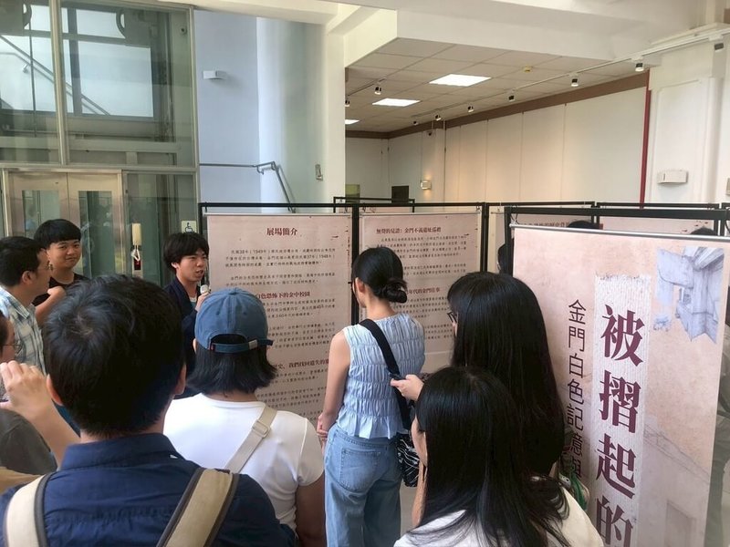 金門高中師生以檔案局解密政治檔案等資料策畫金門在地白色恐怖歷史的人權展覽18日在校內正式開展,共有4個展區,將展出至30日。(金門高中社會專題課程師生提供)中央社記者吳玟嶸傳真 114年6月18日