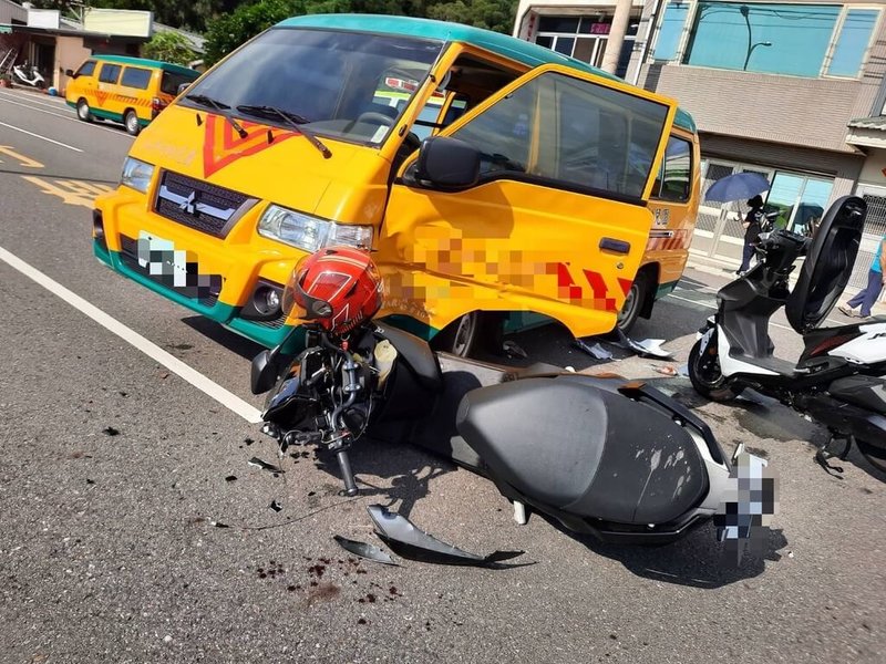 苗栗縣通霄鎮一輛幼兒園娃娃車18日行經台1線通灣里路段,與後方2部直行機車發生碰撞,機車騎士及後座乘客共3人受傷送醫,車上幼童被嚇哭,所幸並未受傷。(民眾提供)中央社記者管瑞平傳真 114年6月18日