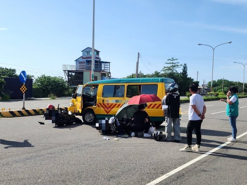 苗栗縣通霄鎮一輛幼兒園娃娃車18日下午行經台1線通灣里路段,於迴轉時與後方2部直行機車發生擦撞,造成機車騎士、後座乘客3人受傷送醫。(民眾提供)中央社記者管瑞平傳真 114年6月18日