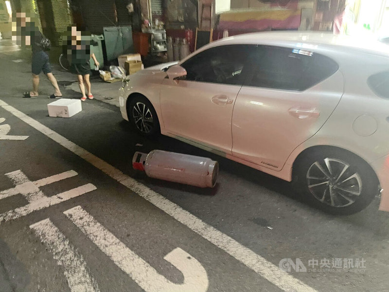 台中大里陳姓男子18日凌晨先拿起路旁的瓦斯桶毀損1輛自小客車,接著又走進便利商店,持刀刺傷1名顧客後逃逸,警方獲報隨即循線將他逮捕法辦。(翻攝照片)中央社記者蘇木春傳真 114年6月18日