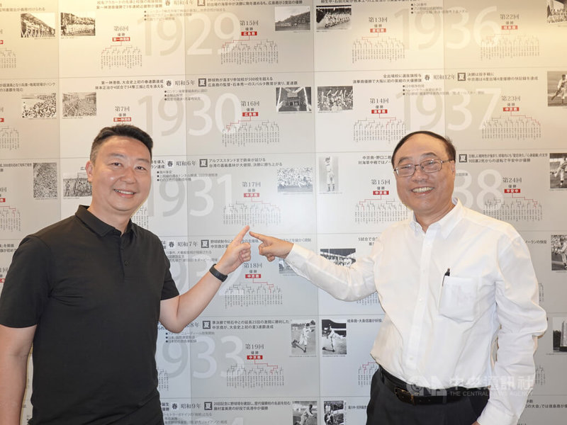 交通部長陳世凱(左)與觀光署長周永暉(右)17日出席在阪神甲子園球場舉行的「台灣日」活動前,先參觀甲子園歷史館,了解1931年嘉農(KANO)棒球隊打進甲子園獲亞軍的光榮故事。中央社記者楊明珠兵庫攝 114年6月18日