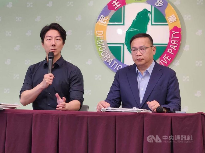 民進黨立委王義川(右)、發言人吳崢(左)18日表示,國安簡報破局,顯然中共最開心。中央社記者葉素萍攝 114年6月18日