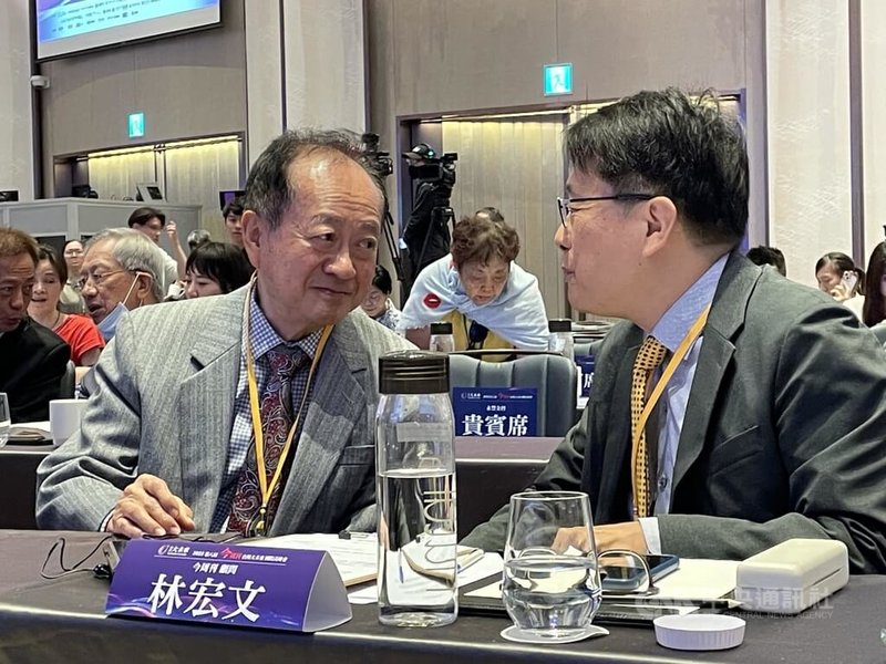 鴻海董事、訊芯-KY董事長蔣尚義(左)18日受邀參加今周刊國際高峰會,他說,自己從業50年,最遺憾沒有打敗英特爾(Intel),不過從台積電退休後,很快同事就做到了。中央社記者鍾榮峰攝 114年6月18日