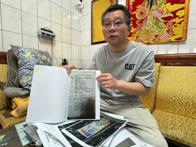 溫姓男子(圖)指控台中市許姓建商在雲林縣麥寮鄉以投資建案、預售屋等話術吸金詐騙,今年3月起失聯,溫男等12人組成自救會,並對建商提出告訴;雲林地檢署分案偵辦中。中央社記者姜宜菁攝 114年6月18日