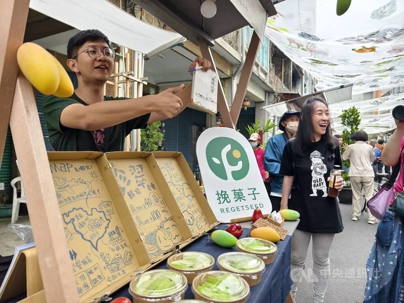 屏東潮州在地青農潘彥升(左)除成立品牌「挽菓子」,目前也持續推動「讀BookTeam」親子閱讀行動,盼讓更多潮州孩子從小有機會愛上閱讀。中央社記者趙靜瑜攝 114年6月18日
