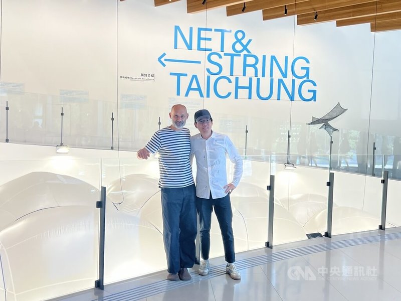 台中勤美術館18日舉行2025夏季展體驗會,勤美璞真文化藝術基金會執行長何承育(右)與策展人克里斯托夫.卡茲勒(Christoph Katzler)(左)會中共同宣布,夏季展20日正式開展。中央社記者郝雪卿攝 114年6月18日