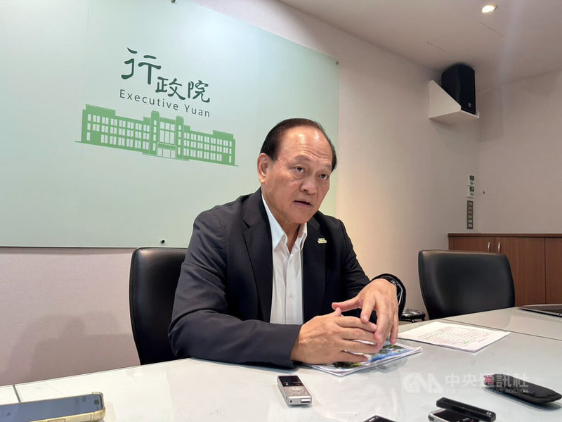 行政院政務委員季連成18日指出,今年汛期整備3大重點包含科技監控導入AI預判、強化運用民間志工團體,以及協助檢視大樓設置的防水閘門。中央社記者賴于榛攝 114年6月18日