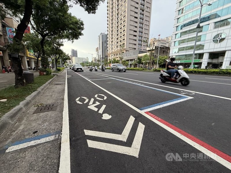 民眾黨高雄市黨部17日針對高雄博愛路道路規畫發文惹議,文中所附幾張照片被網友指出是「保護型自行車道」,在歐洲為常見設計,使用停車位保護單車道或人行道作為阻隔,也非首次出現在台灣。中央社記者董俊志攝 114年6月18日
