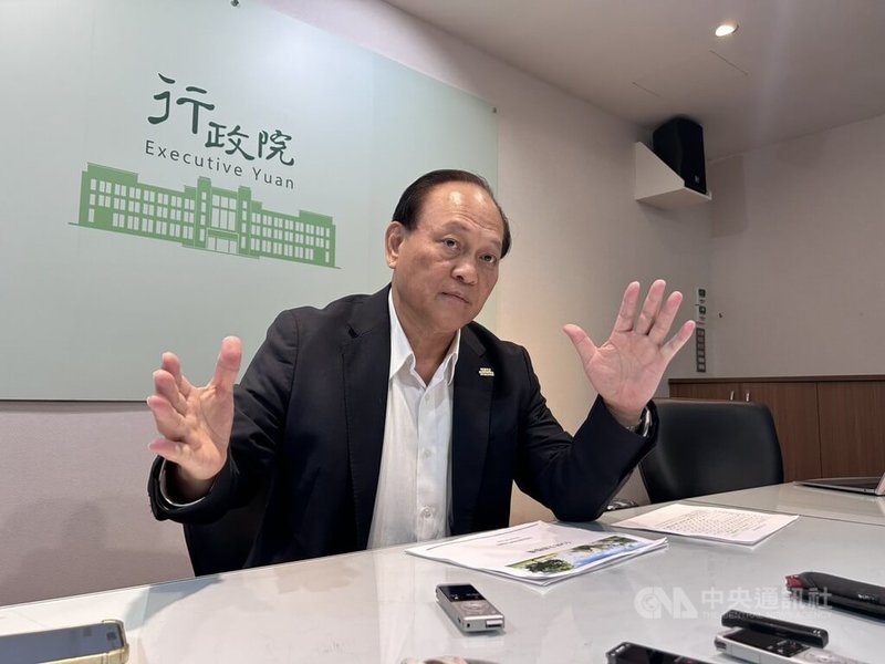 為強化全社會防衛韌性,行政院政務委員季連成18日指出,今年除漢光演習外,全國皆須進行防空演習,且台北市、台中市、台南市以外縣市也須演練戰災救援工作。中央社記者賴于榛攝 114年6月18日
