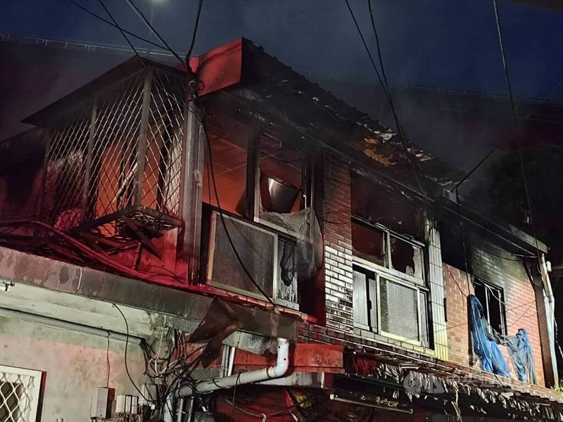 新北市淡水區一處2層樓建物18日晚間起火,消防獲報到場搶救,約半小時後撲滅火勢,救出1名27歲男子送醫,另於火場尋獲1具焦屍,身分待查。(翻攝畫面)中央社記者趙敏雅傳真 114年6月18日