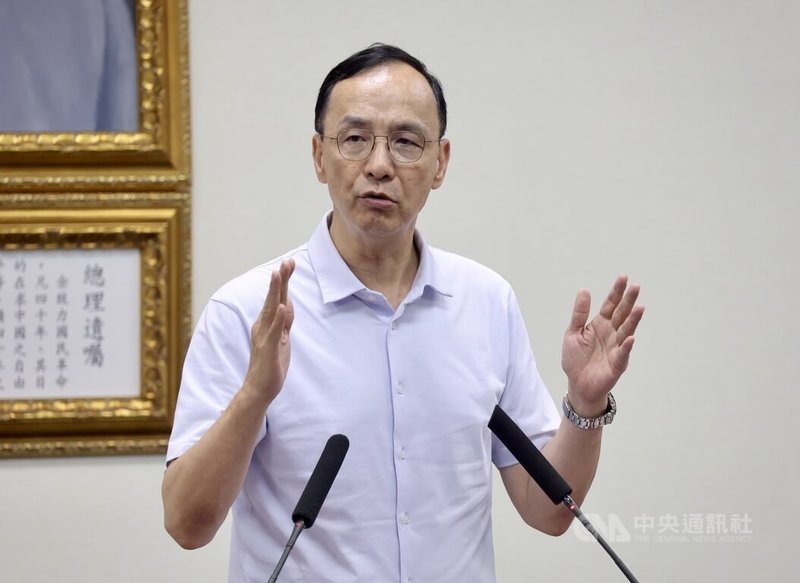 北院審理雙吳罷免提議書涉偽造案,認定黃呂錦茹、初文卿、姚富文有勾串共犯之虞,裁定3人羈押禁見。國民黨主席朱立倫(圖)18日下午在中常會表示,堅定反對錯、偽、抄、假,尊重司法調查,但絕不容許司法變成辦藍不辦綠、小案大辦。中央社記者張皓安攝 114年6月18日