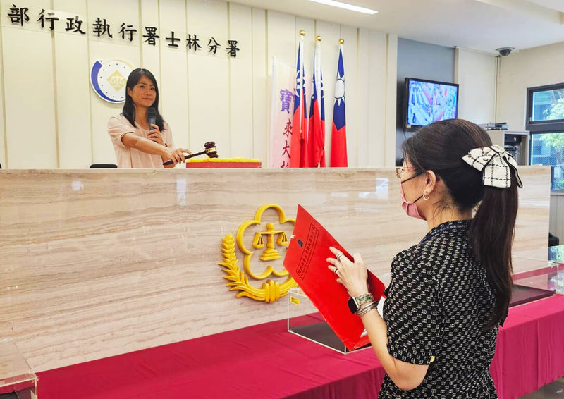 法務部行政執行署士林分署17日再度拍賣美麗華集團董事黃春照台北市內湖區2筆土地，由移送機關台北國稅局以底價412萬餘元承受，收歸國有。（士林分署提供）中央社記者謝幸恩傳真  114年6月18日