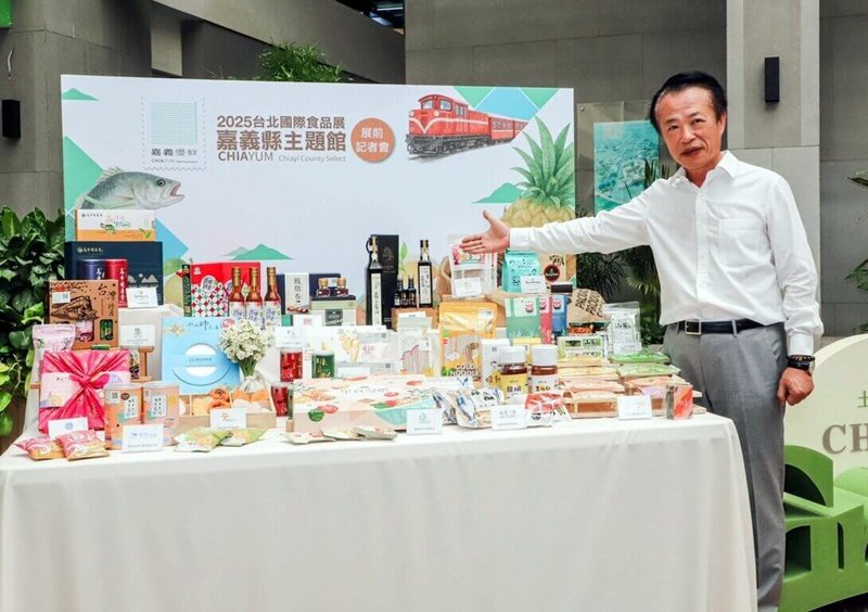 「2025台北國際食品展嘉義縣主題館」展前記者會18日舉行,縣府號召參展業者共同誓師,縣長翁章梁(右)也力推嘉義在地農特產。(嘉義縣政府提供)中央社記者黃國芳傳真 114年6月18日