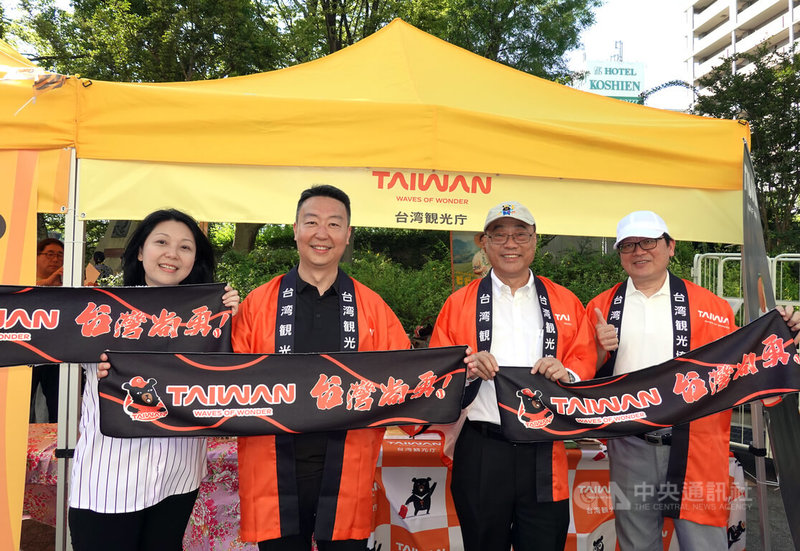 阪神甲子園第7屆「台灣日」活動17日舉辦,交通部長陳世凱(左2)受邀在阪神虎對上千葉羅德的賽事擔任開球嘉賓,與觀光署長周永暉(右2)、台灣虎航董事長黃世惠(左1)共同參與開球儀式。中央社記者楊明珠兵庫攝 114年6月18日