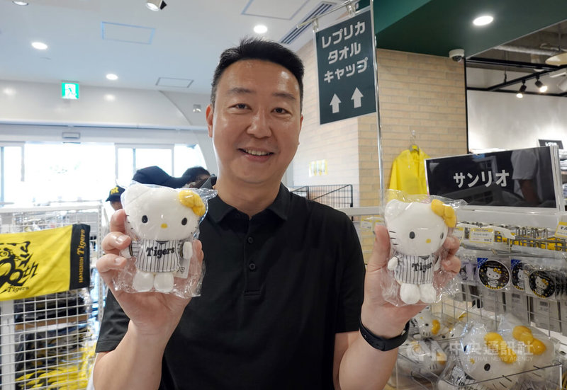交通部長陳世凱17日出席在阪神甲子園球場的開球儀式前,先參觀甲子園歷史館,然後到阪神虎隊周邊商品店購買阪神虎Hello Kitty布偶作為紀念,象徵此次友好行程的溫馨回憶。中央社記者楊明珠兵庫攝 114年6月18日